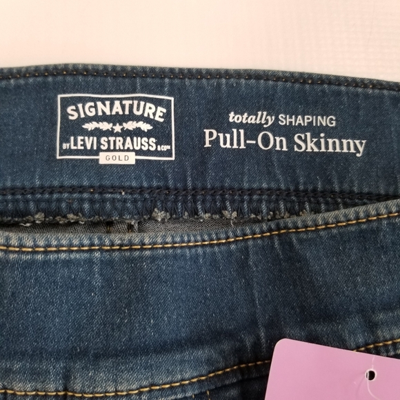 Signature Levi Strauss Totally Shaping Pull-On Skinny Jeans 16S NWT - Picture 6 of 8